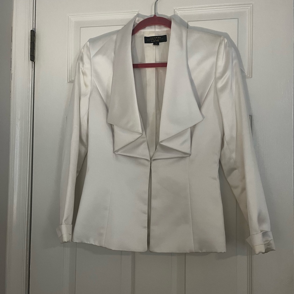 Tahari White Blazer with Wide Lapel and Fitted Silhouette